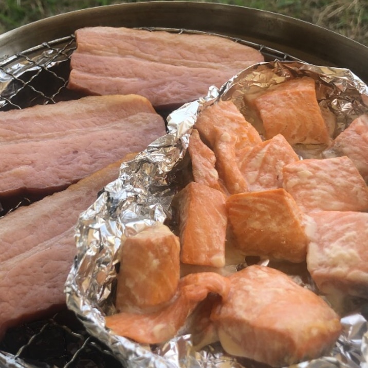 キャンプ飯♪漬け込み味噌バターサーモンの燻製